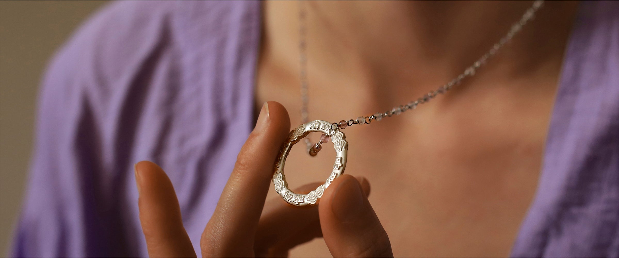 Rasayana, Therapeutin in Berlin, präsentiert eine Neuheit bei ETERNAL BLISS: Den Sat-Nam-Mantra-Anhänger. Die Wahrheit in Dir.