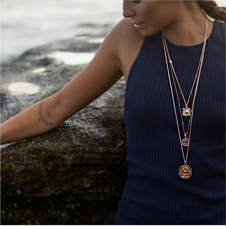 Kali Yantra Anhänger mit Rubin rosévergoldet