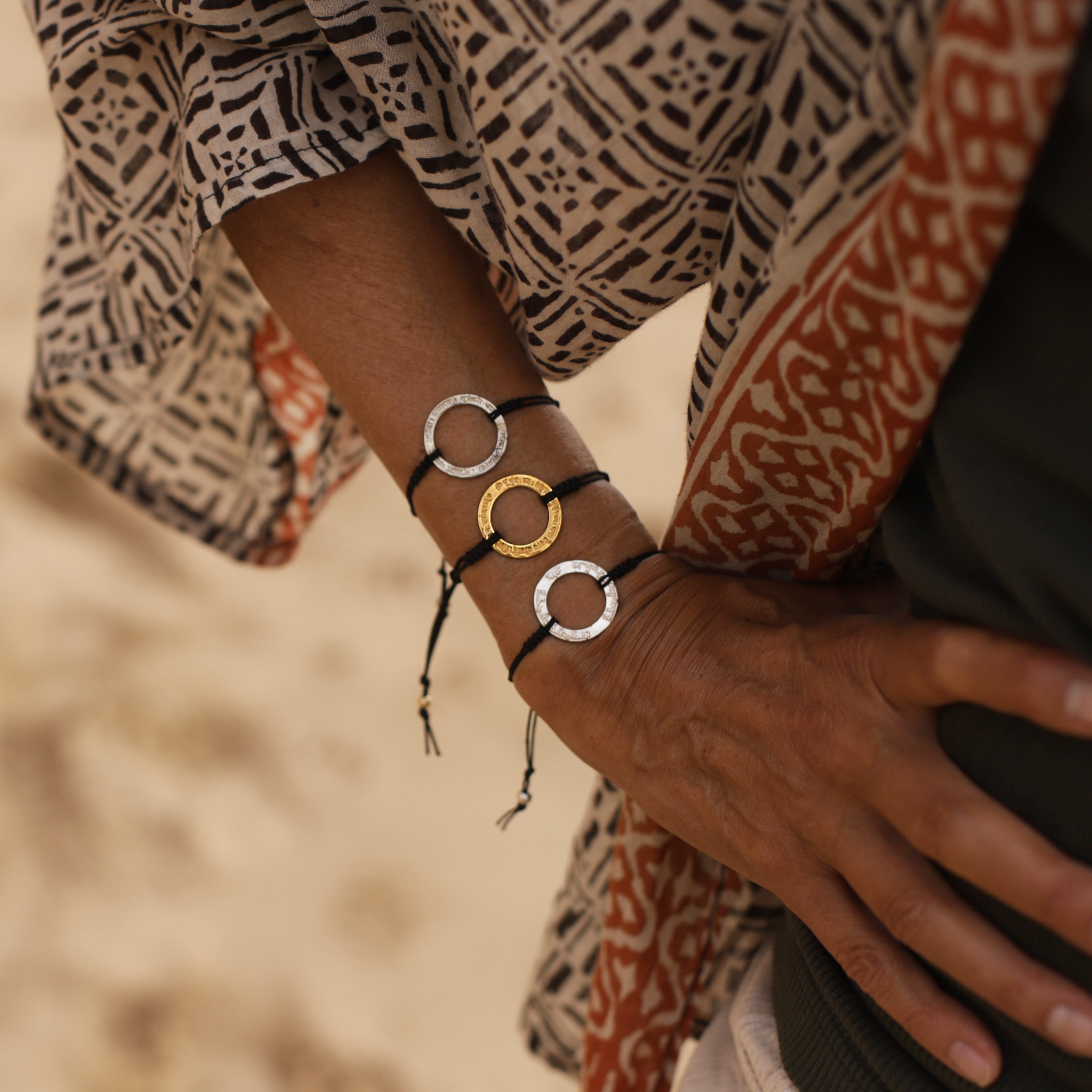Cora Schwind trägt 3 verschiedene Mantra Armbänder von ETERNAL BLISS - Kraft der Symbole