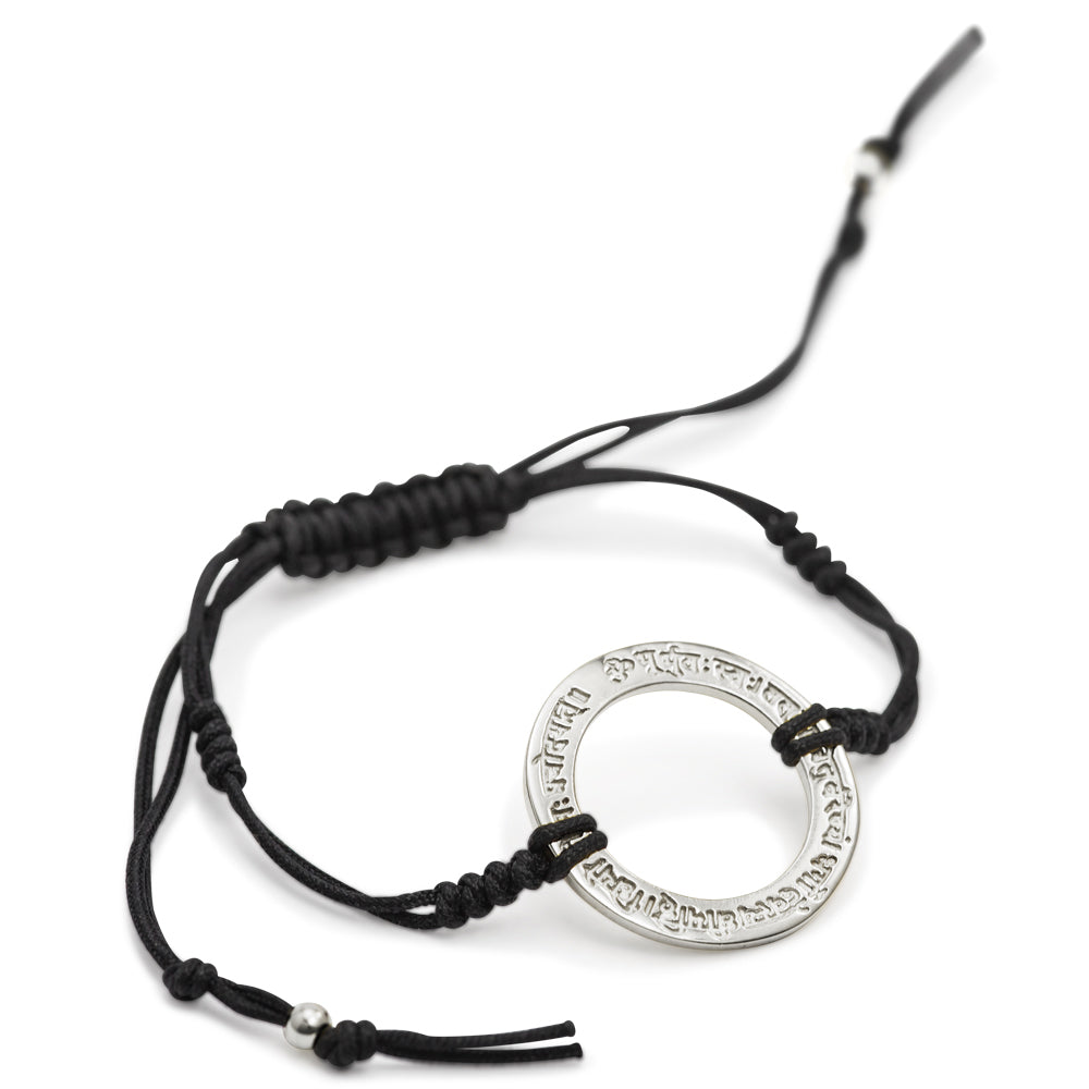 Gayatri Mantra Armband aus Sterling Silber und mit schwarzem Nylonband geknüpft von ETERNAL BLISS - spiritueller Mantra Schmuck
