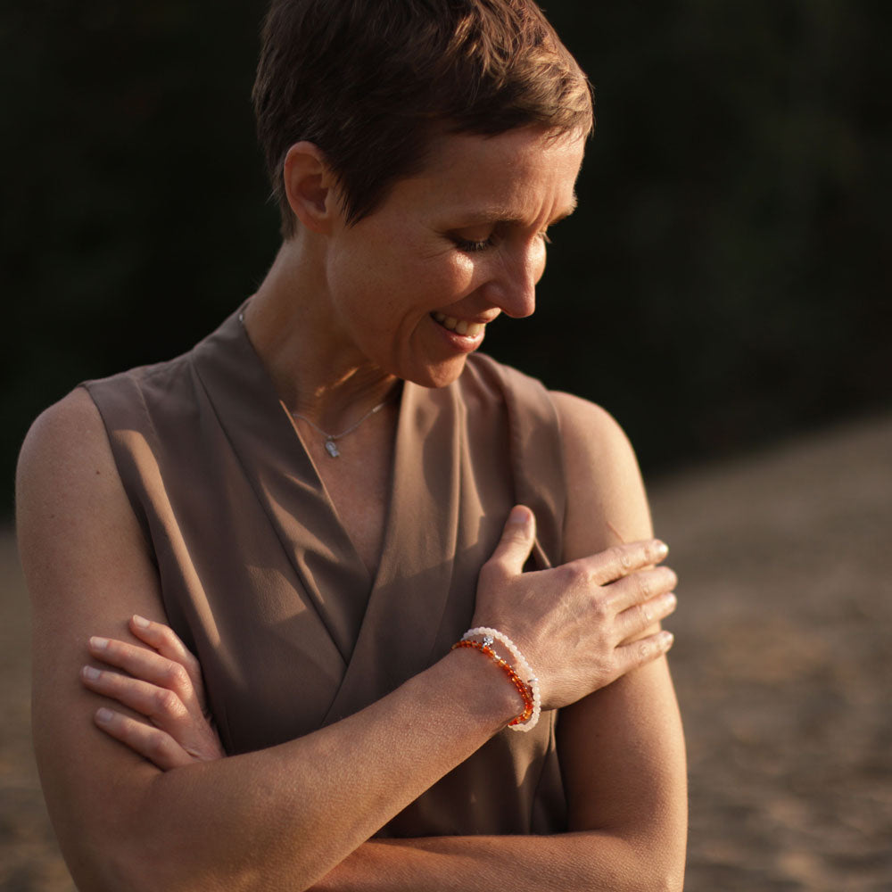 Annette Söhnlein, Yoga Teacher in Berlin, trägt ein Buddha Armband mini mit Karneol von ETERNAL BLISS - Spiritueller Schmuck