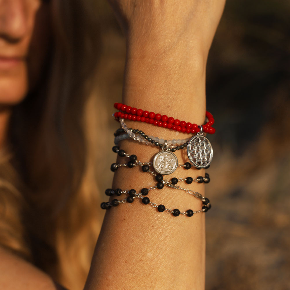 Die Berliner Ayurveda Therapeutin Sabrina Rasayana trägt ein Korallen Armband mit Blume des Lebens Amulett aus Sterling Silber