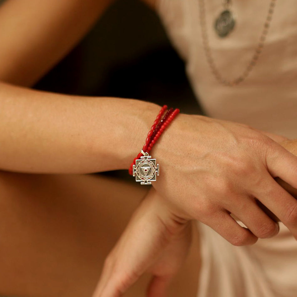 Sabrina trägt ein Kali Yantra Edelstein Armband mit Rubin Silber von ETERNAL BLISS - Spiritueller Schmuck