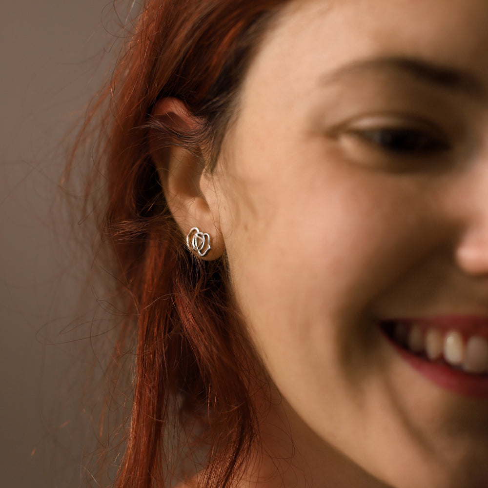 Rasayana, Ayurveda Therapeutin in Berlin, trägt Stirn Chakra Ohrstecker Mini in Sterling Silber von ETERNAL BLISS