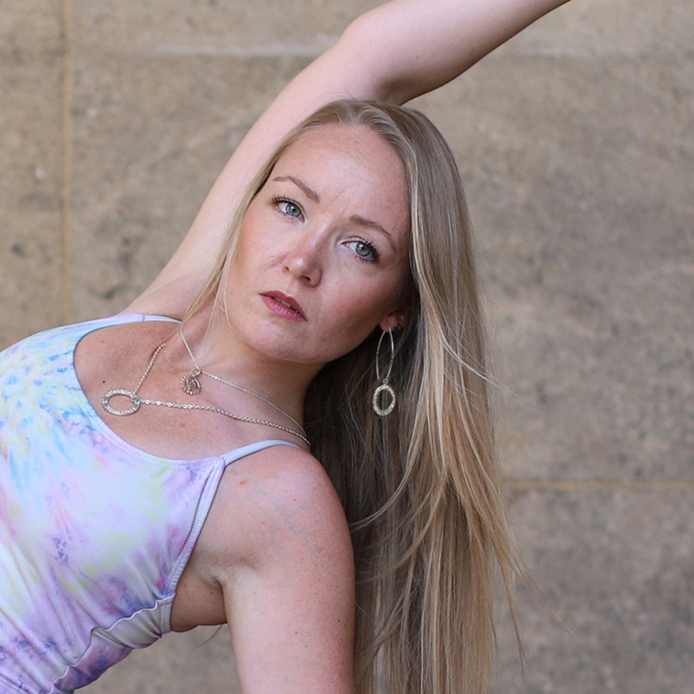 Yoga Teacher Hedy trägt die Gayatri Mantra Ohrringe Silber zu einem Mantra Ketten Ensemble