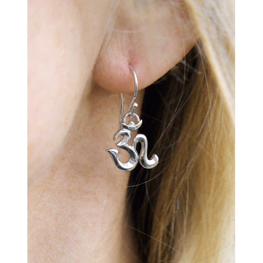 Mini Om Ohrhänger aus Sterling Silber von Eternal Bliss aus der Yoga Schmuckkollektion