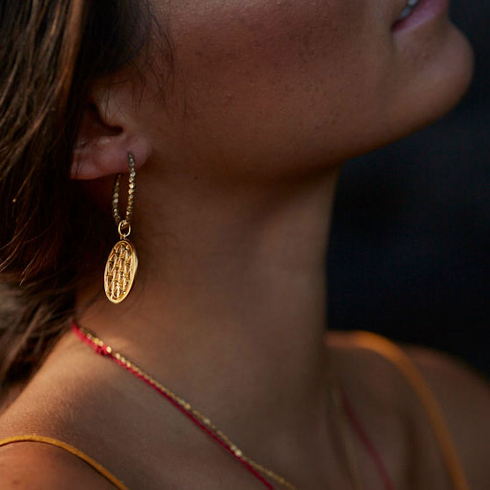 Die balinesische Yogalehrerin Steffi trägt Blume des Lebens Kreolen mit Beads vergoldet