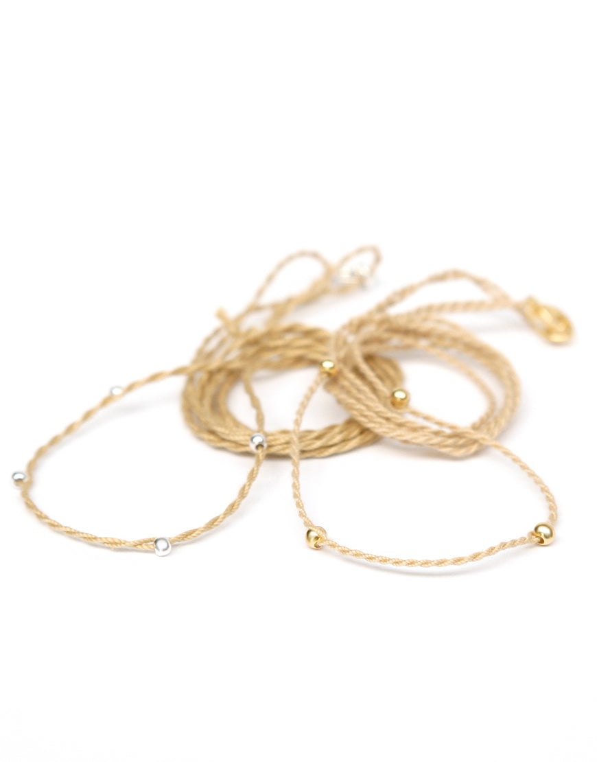Halsband beige aus Baumwolle mit kontrastierenden Perlen von ETERNAL BLISS