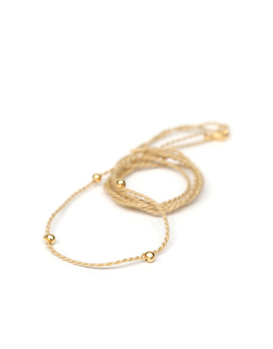 Halsband beige aus Baumwolle mit goldenen Perlen von ETERNAL BLISS