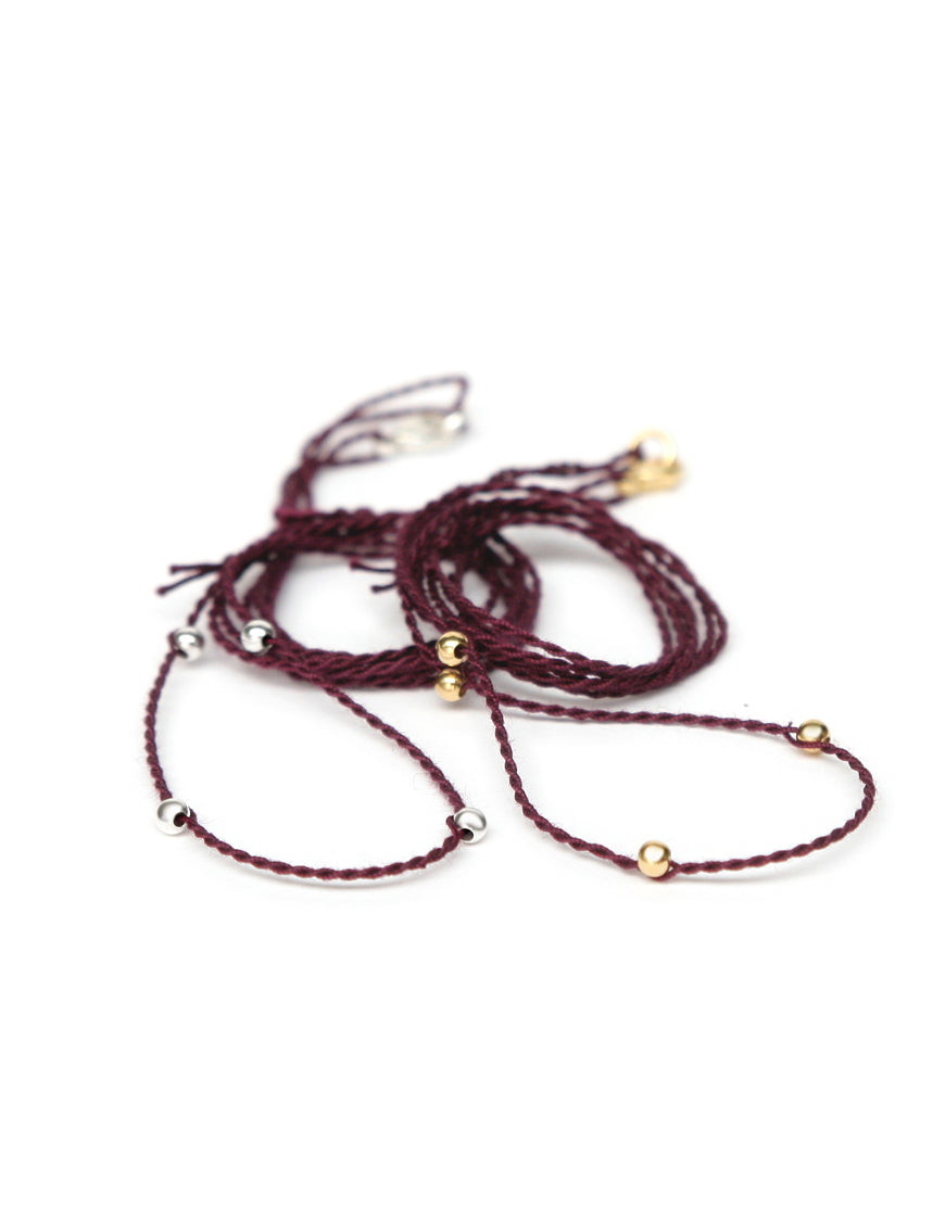 Halsband bordeaux aus Baumwolle mit kontrastierenden Perlen von ETERNAL BLISS
