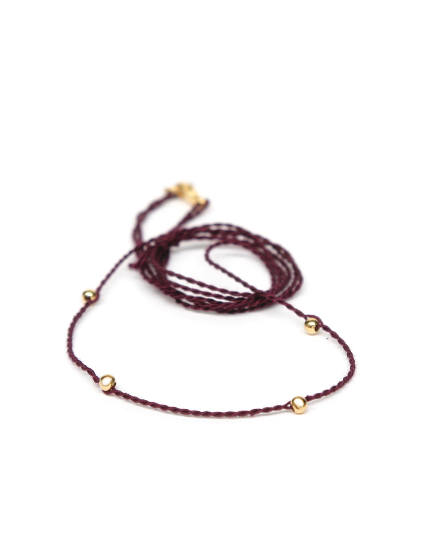 Halsband bordeaux aus Baumwolle mit goldenen Perlen von ETERNAL BLISS