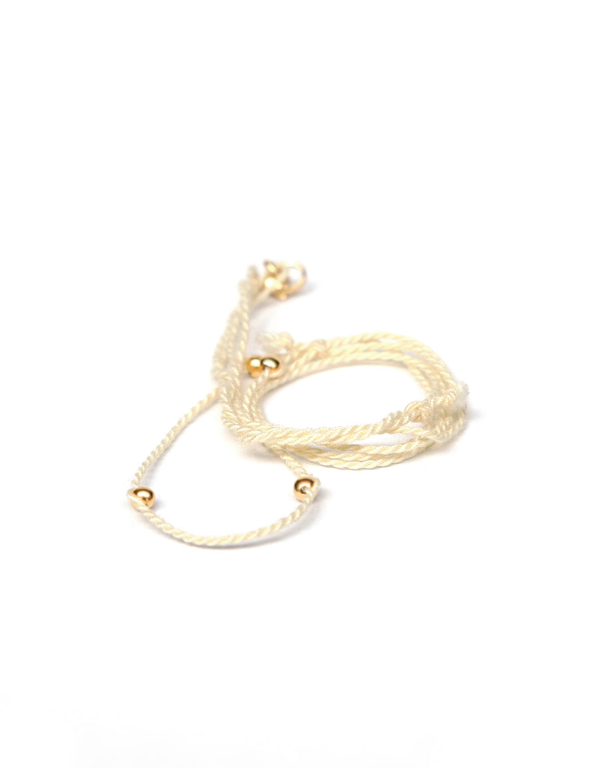Halsband creme aus Baumwolle mit goldenen Perlen von ETERNAL BLISS