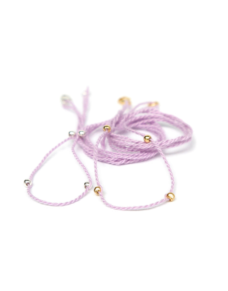 Halsband flieder aus Baumwolle mit kontrastierenden Perlen von ETERNAL BLISS