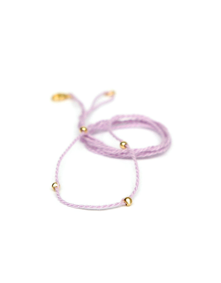 Halsband flieder aus Baumwolle mit goldenen Perlen von ETERNAL BLISS