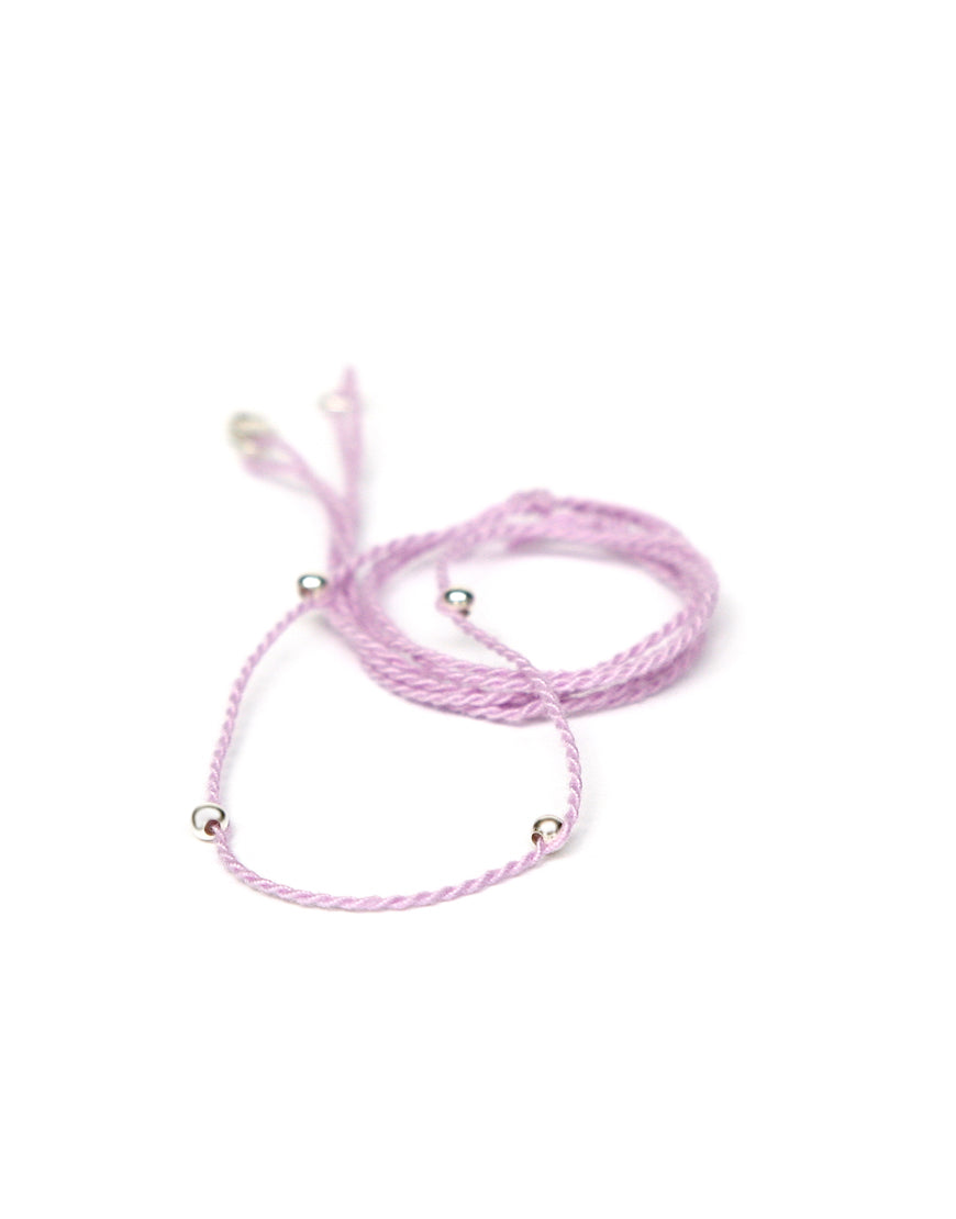 Halsband flieder aus Baumwolle mit silberen Perlen von ETERNAL BLISS