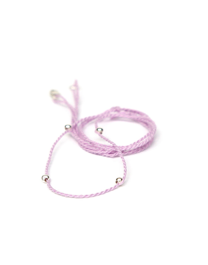 Halsband flieder aus Baumwolle mit silberen Perlen von ETERNAL BLISS