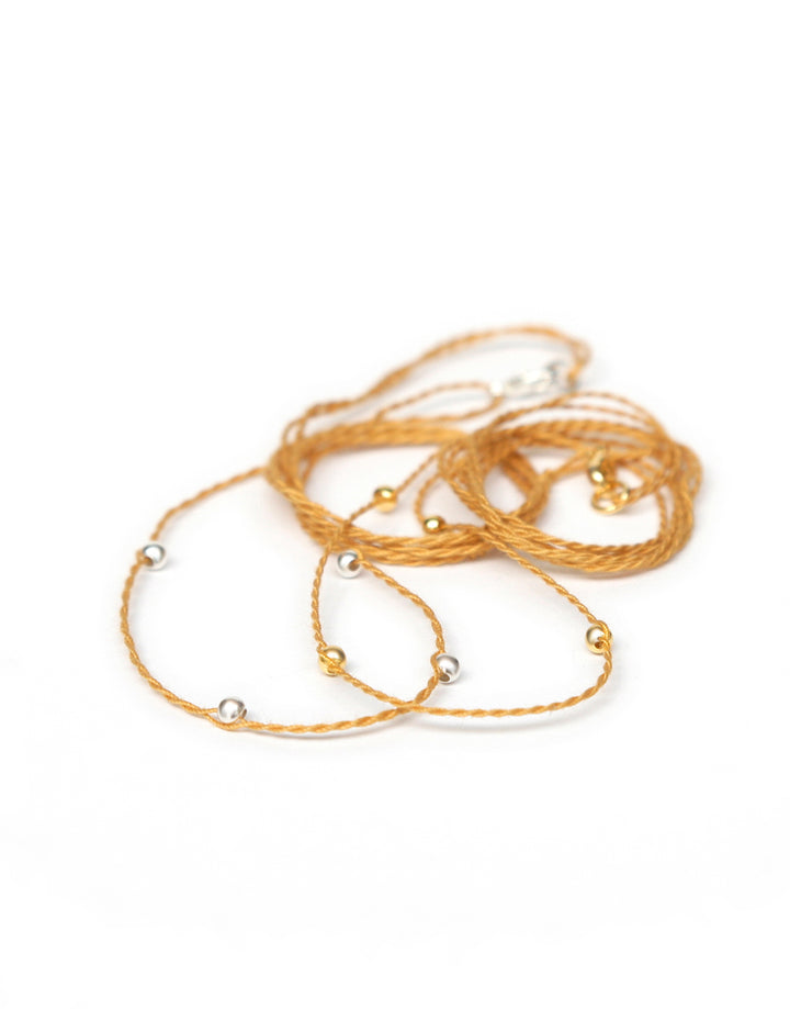 Halsband honig aus Baumwolle mit kontrastierenden Perlen von ETERNAL BLISS