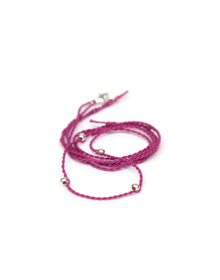 Halsband lila aus Baumwolle mit silbernen Perlen von ETERNAL BLISS