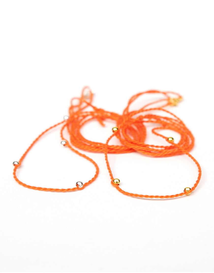 Halsband mandarine aus Baumwolle mit kontrastierenden Perlen von ETERNAL BLISS