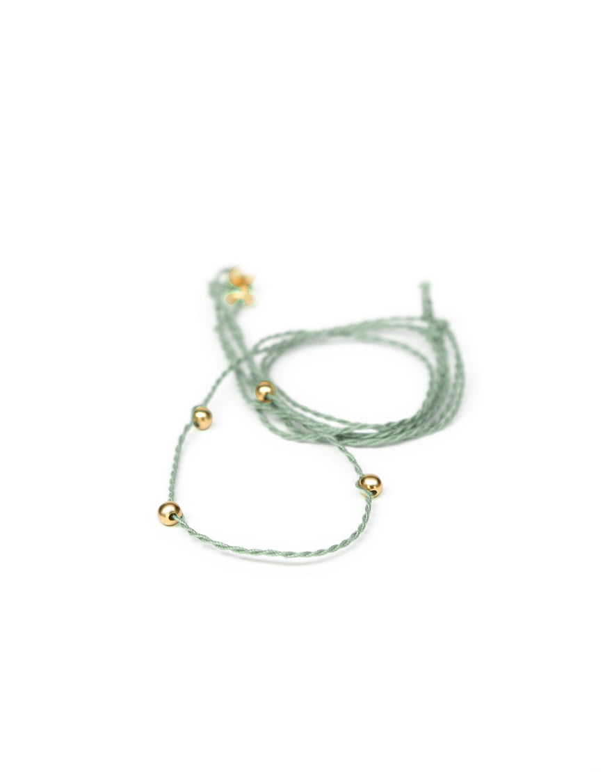 Halsband matcha aus Baumwolle mit goldenen Perlen von ETERNAL BLISS