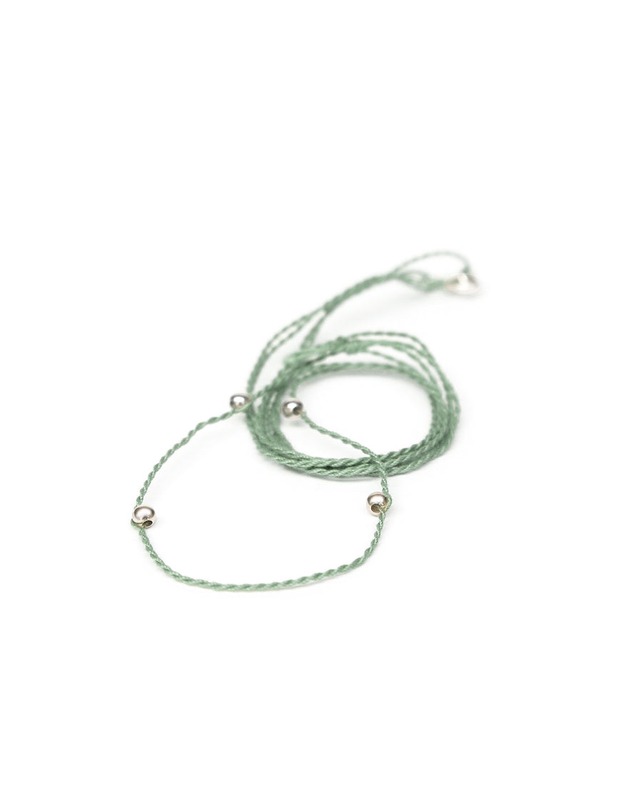 Halsband matcha aus Baumwolle mit silberen Perlen von ETERNAL BLISS