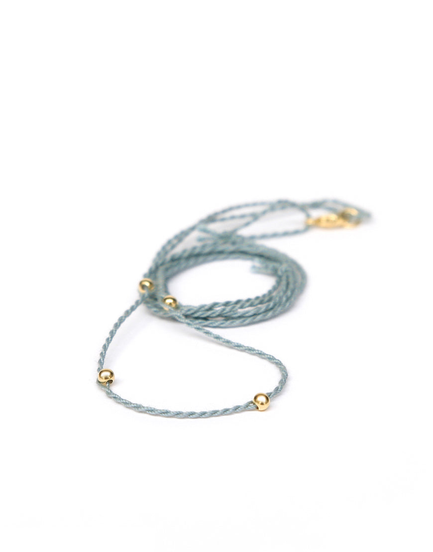 Halsband mineralblau aus Baumwolle mit goldenen Perlen von ETERNAL BLISS