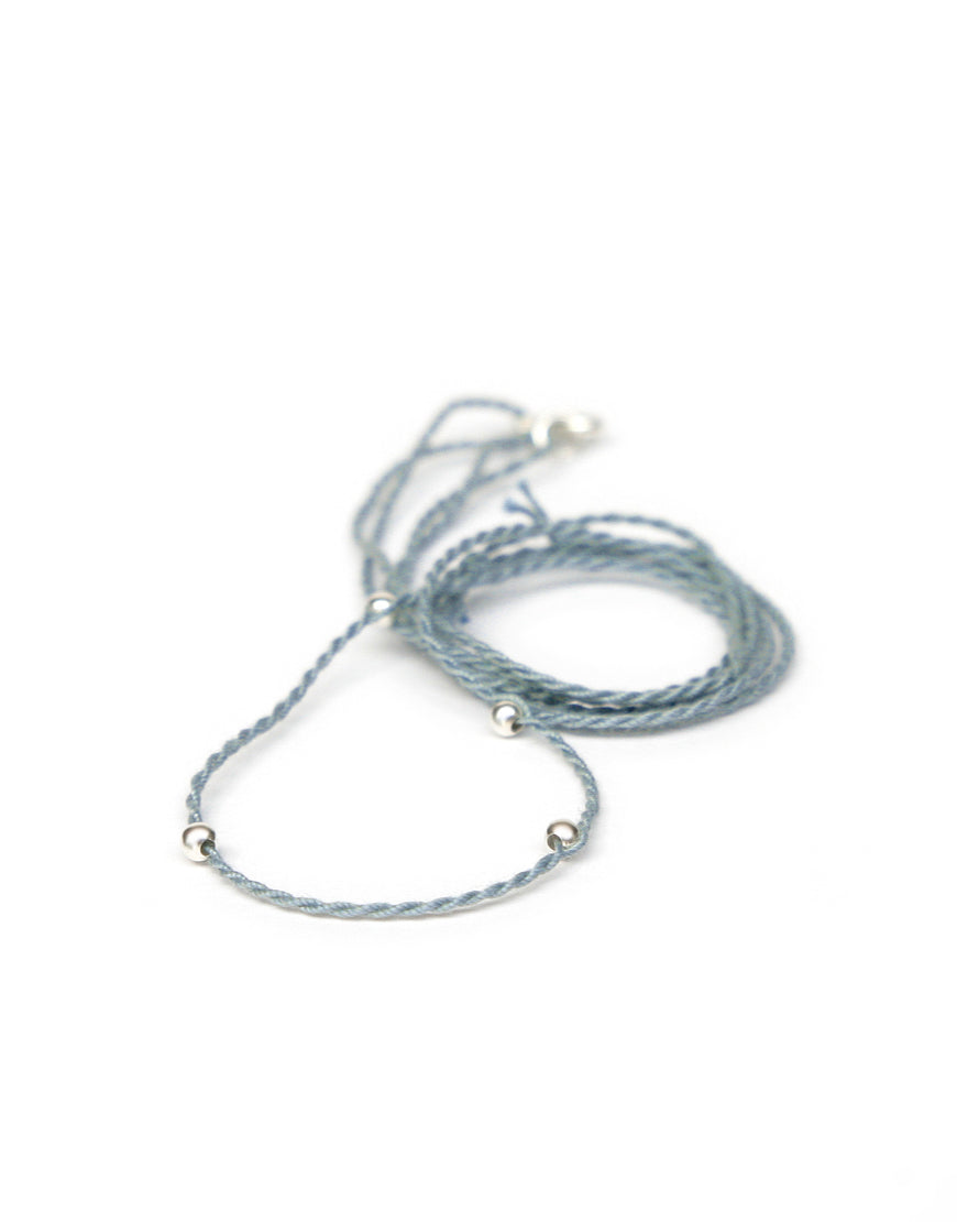 Halsband mineralblau aus Baumwolle mit silberen Perlen von ETERNAL BLISS