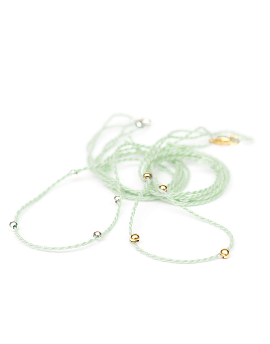 Halsband mintgrün aus Baumwolle mit kontrastierenden Perlen von ETERNAL BLISS