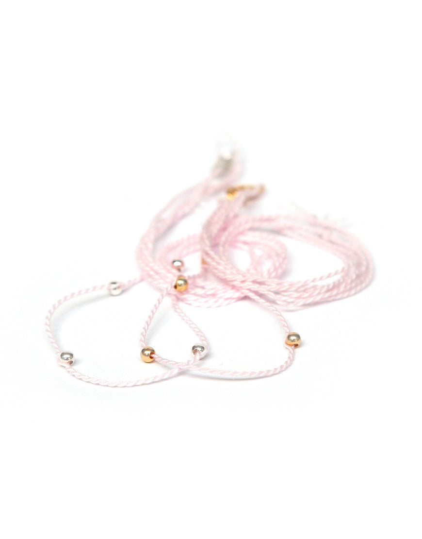 Halsband roséfarben aus Baumwolle mit kontrastierenden Perlen von ETERNAL BLISS