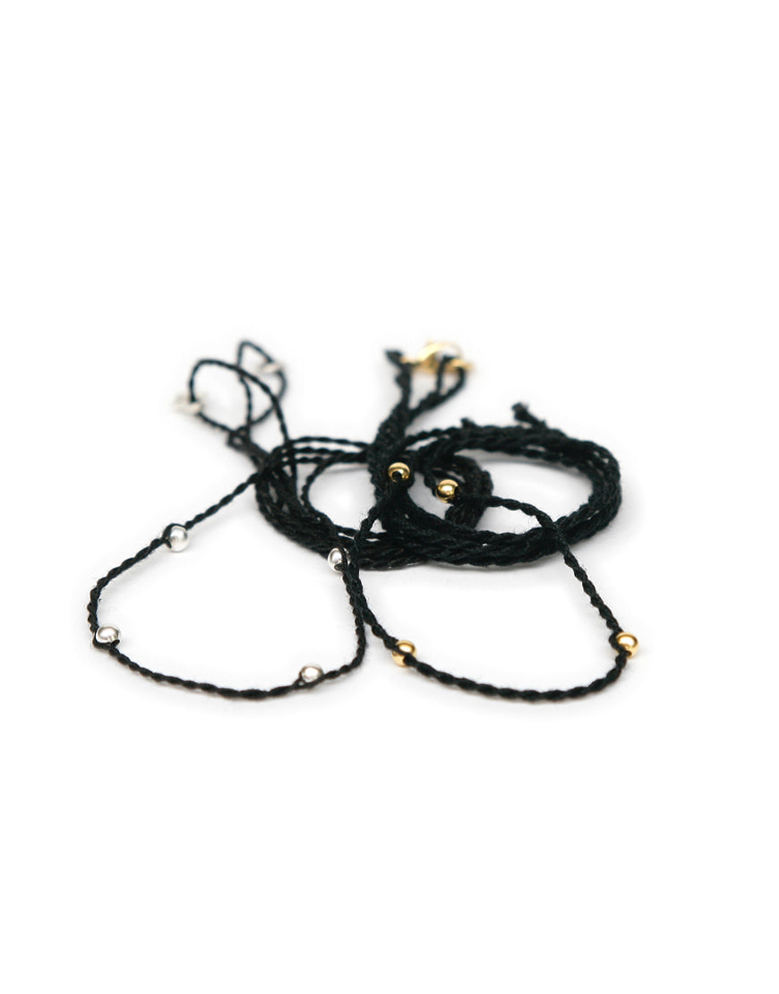 Halsband schwarz aus Baumwolle mit kontrastierenden Perlen von ETERNAL BLISS