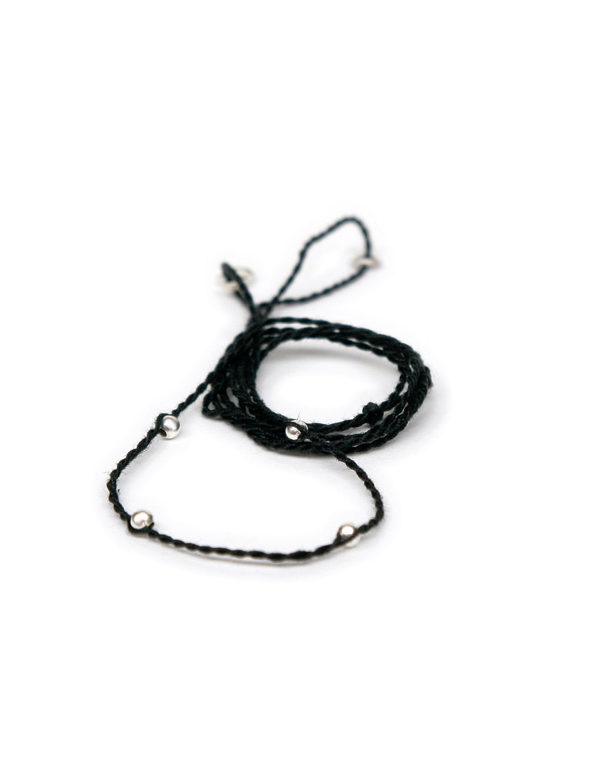 Halsband schwarz aus Baumwolle mit silberen Perlen von ETERNAL BLISS