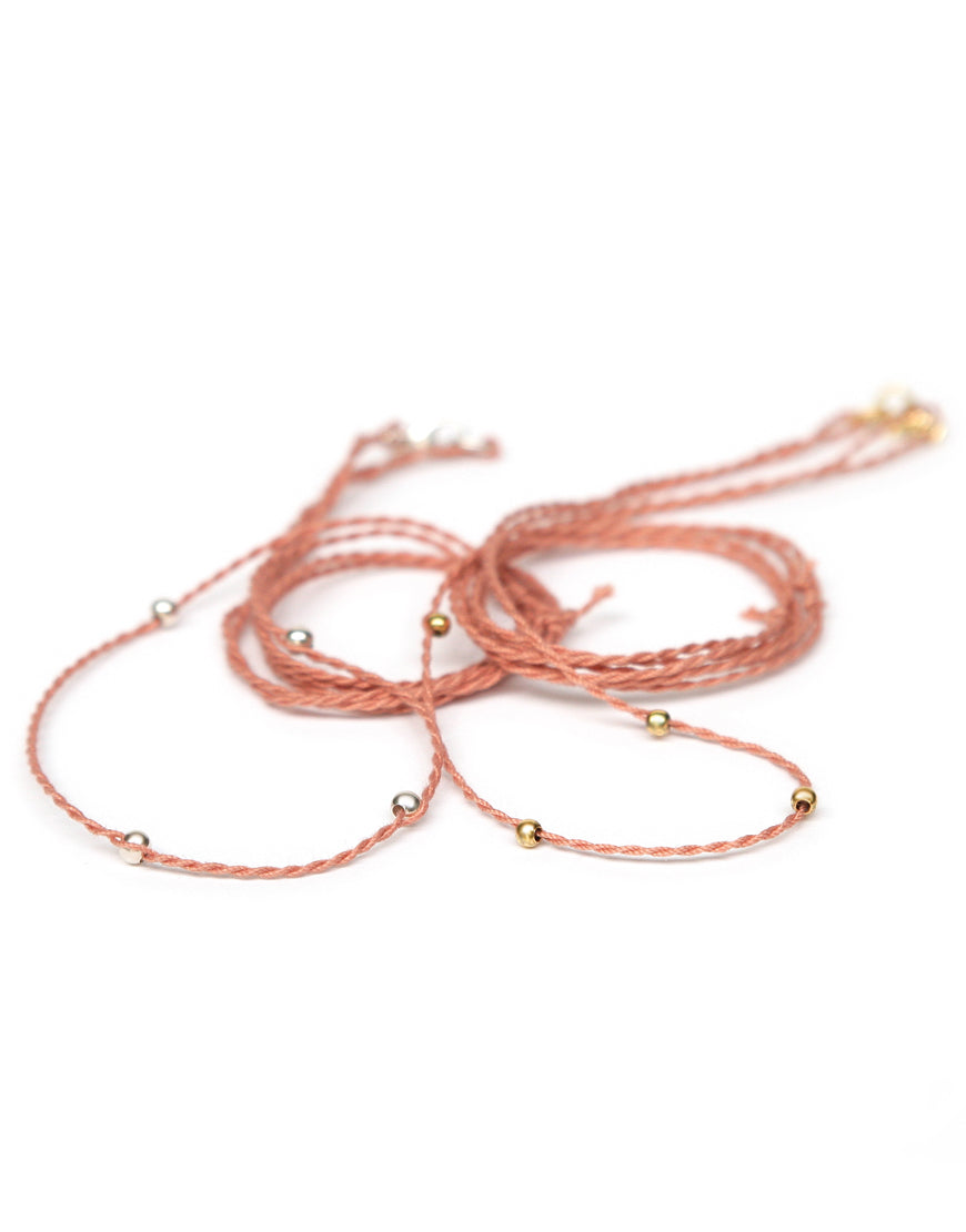 Halsband terracotta aus Baumwolle mit kontrastierenden Perlen von ETERNAL BLISS