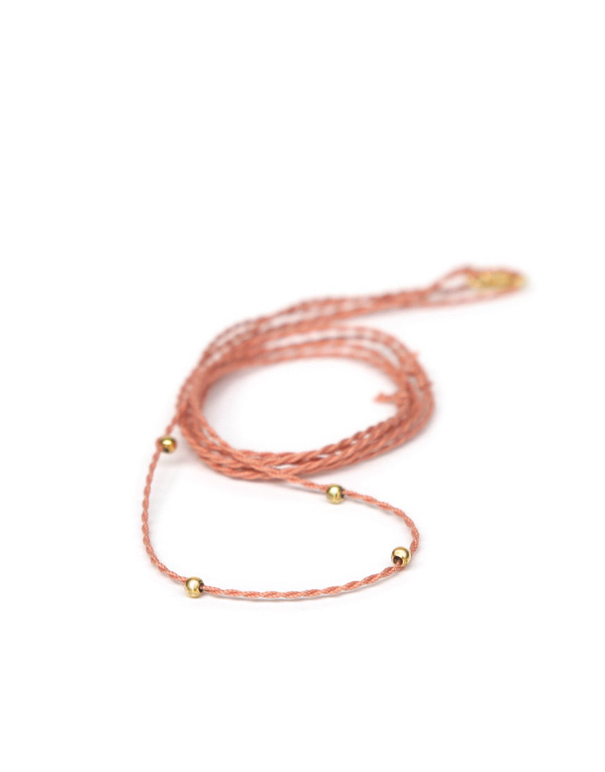 Halsband terracotta aus Baumwolle mit goldenen Perlen von ETERNAL BLISS