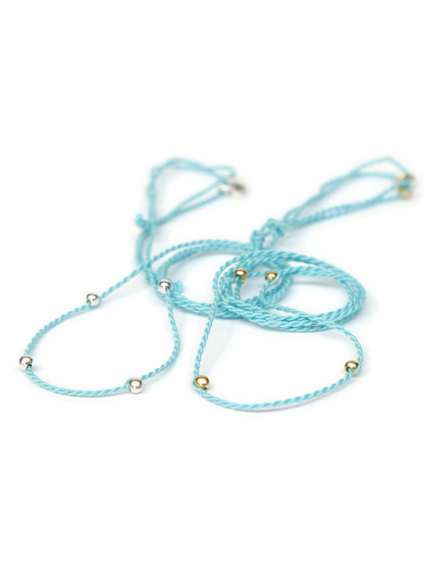 Halsband türkis aus Baumwolle mit kontrastierenden Perlen von ETERNAL BLISS