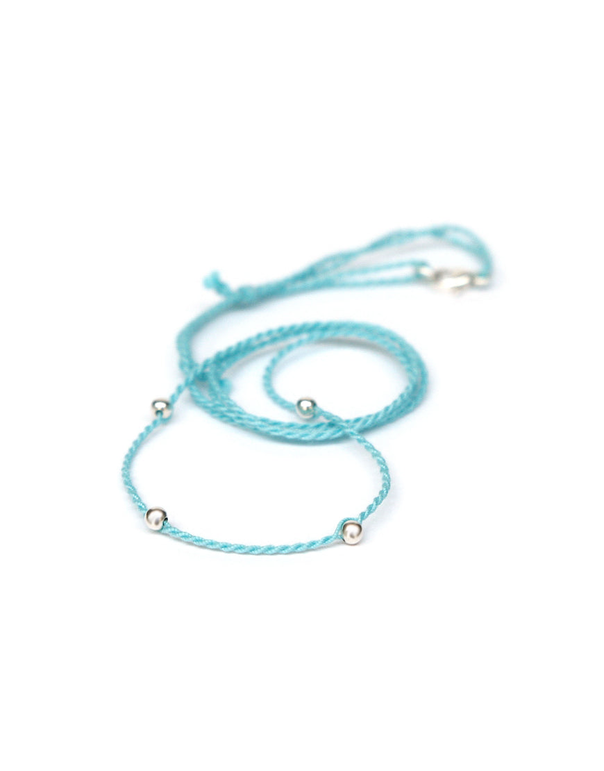 Halsband türkis aus Baumwolle mit silbernen Perlen von ETERNAL BLISS