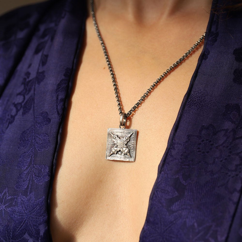 Die Berliner Ayurveda Therapeutin Sabrina Rasayana trägt Buddha Symbol Kette aus Sterling Silber von ETERNAL BLISS