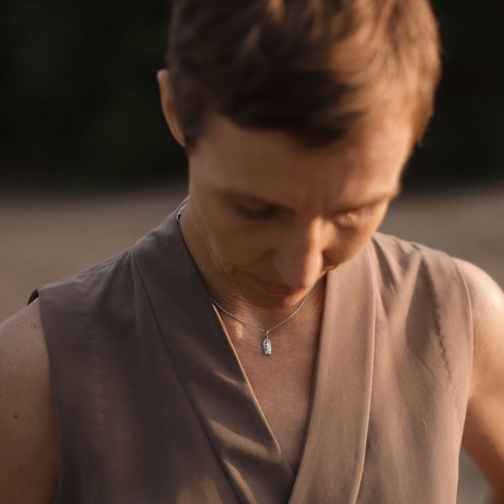 Annette Söhnlein, Yoga Teacher in Berlin, trägt ein Buddha pendant mini by ETERNAL BLISS - Spiritual Jewellery