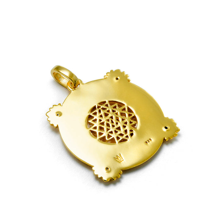 Hochwertig gearbeitete Rückansicht des Mystischen Sri Yantra Schmuck mit Rubinen vergoldet