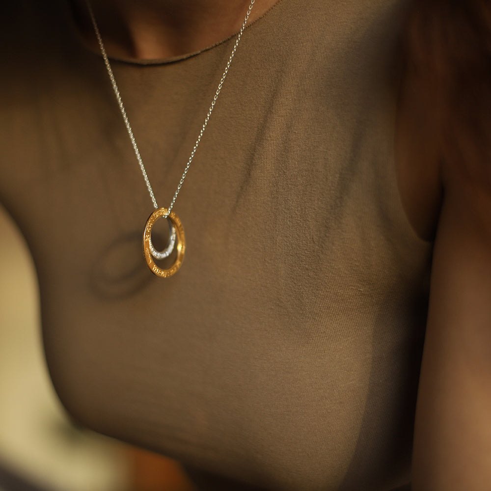 Der Mangala Mantra Anhänher vergoldet läßt sich fantastisch mit dem  Lakshmi Mantra Anhänger Mini kombinieren