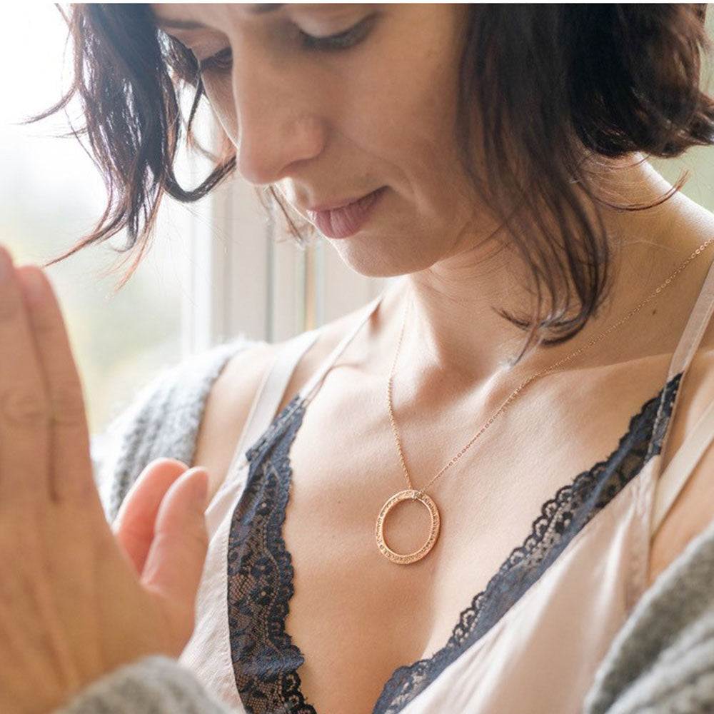 Beate Tschirch trägt einen Gayatri Mantra Anhänger aus Sterling Silber rosévergoldet