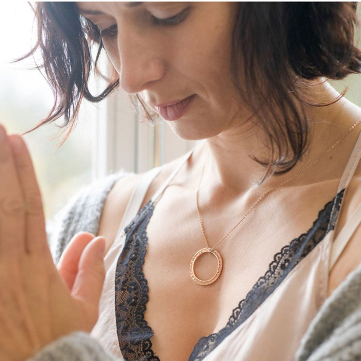Beate Tschirch trägt einen Gayatri Mantra Anhänger aus Sterling Silber rosévergoldet