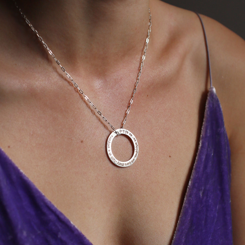 Die Ayurveda Therapeutin Rasayana kombiniert den Gayatri Mantra Anhänger Silber mit der gestreckten Silberkette