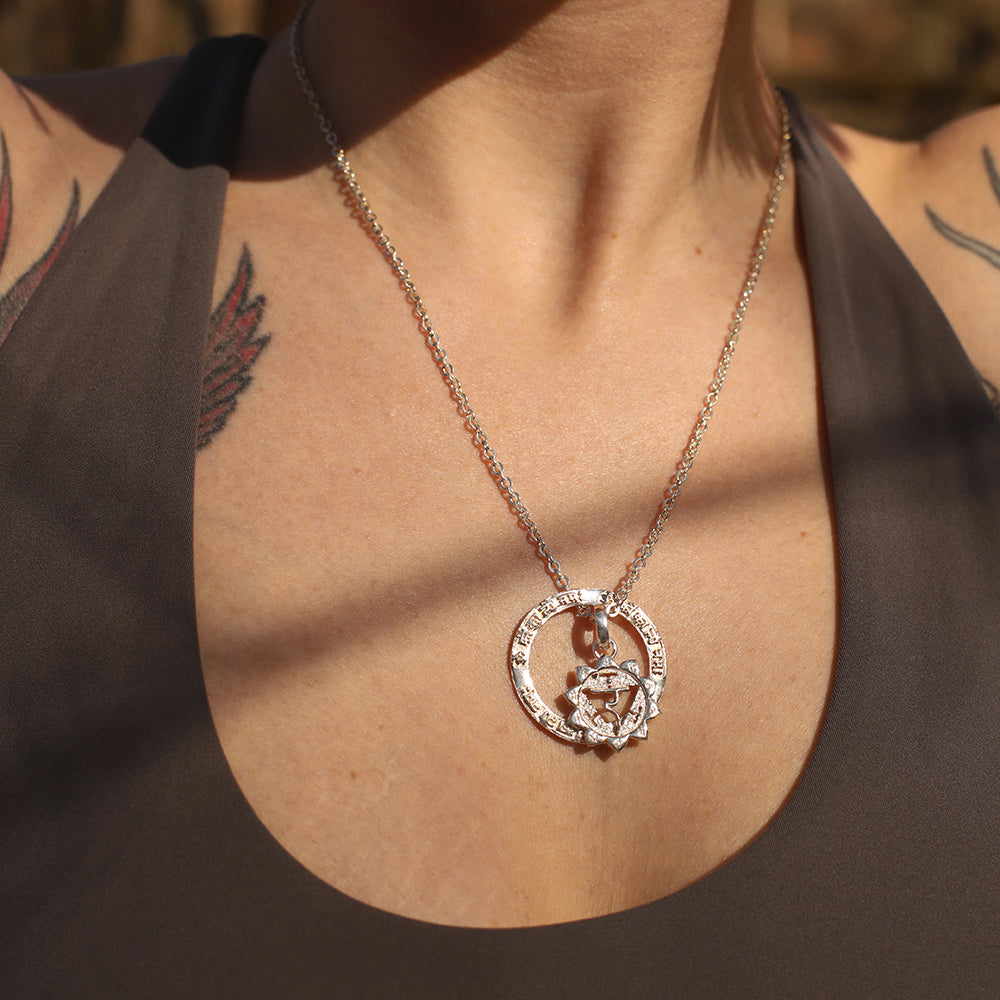 Maria B. kombiniert den Kali Mantra Anhänger Silber mit dem Solar Plexus Chakra Anhänger und einer feinen Ankerkette