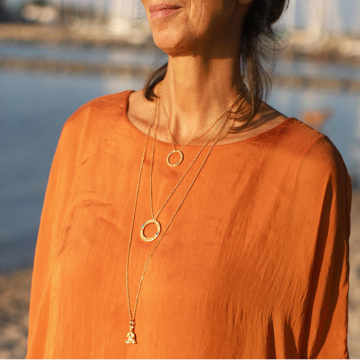 Cora kombiniert zu ihrem Lokah Samastah Mantra Anhänger mini vergoldet einen Tara Mantra Anhänger mit Aquamarinen von ETERNAL BLISS - Spiritueller Schmuck