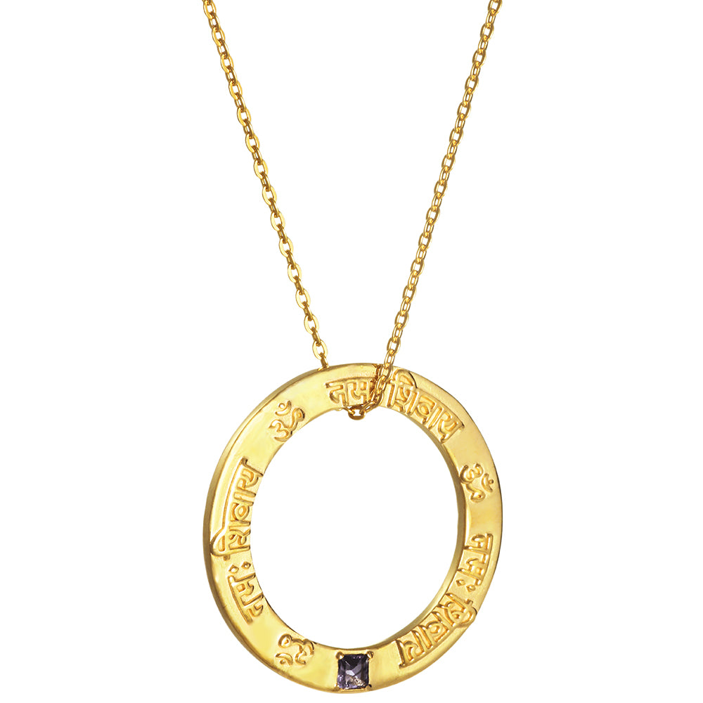 Shiva Mantra Anhänger aus vergoldetem Sterling Silber mit dunkelblauem Iolith von ETERNAL BLISS aus der Spirituellen Yoga Schmuckkollektion - Mantra Schöpfung und Neubeginn