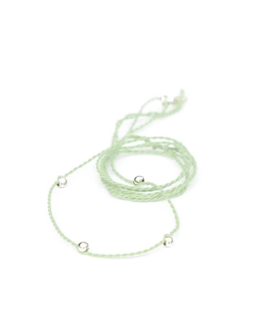 Halsband mintgrün aus Baumwolle mit silbernen Perlen von ETERNAL BLISS