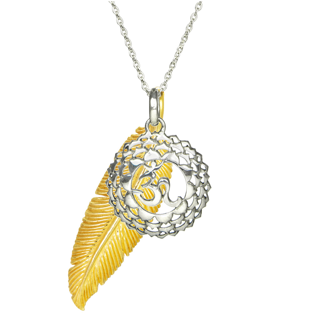 Halskette bicolor "Leichtigkeit & Weite" zusammengestellt aus einem silbernen Kronenchakraanhänger, einem vergoldeten Federanhänger und einer feinen Ankerkette